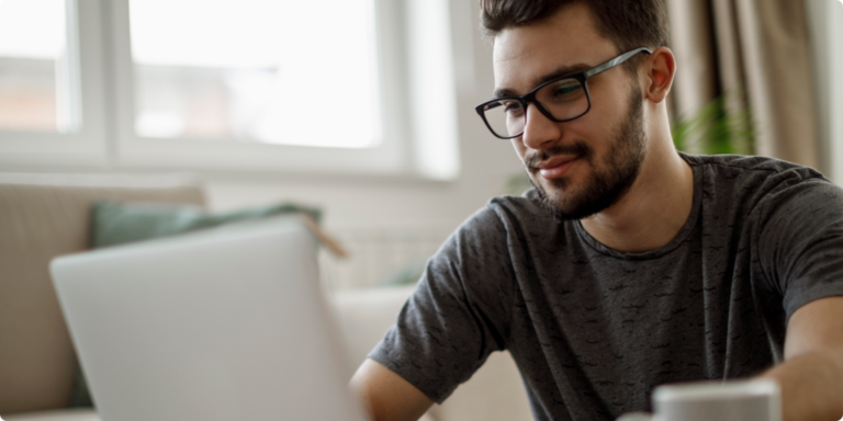 homme en train de travailler sur son ordinateur portable