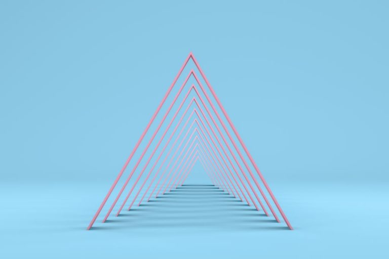 plusieurs triangles imbriqués les uns dans les autres